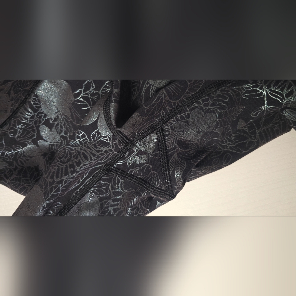 Lululemon Wunder Under HR in Florish Black Iridescent Foil 28" - Picture 12 of 12